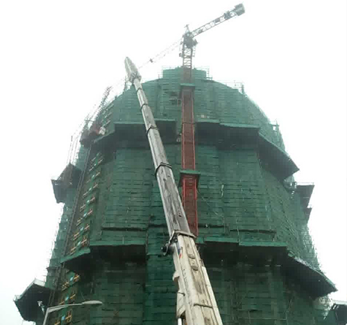 唐河吊车在工地上作业